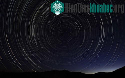 Bức ảnh ghép nhiều thời điểm khác nhau của mưa sao băng Perseids tại La Hiruela, Tây Ban Nha.