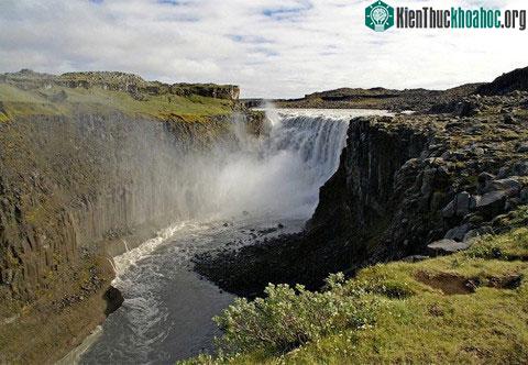 Thác Dettifoss từng góp phần vào cảnh quay đầu tiên trong bộ phim Prometheus.