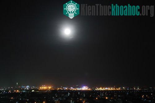 Tới sau 19h, ánh trăng khá mờ và lẩn khuất sau các làn mây. Khác với thời tiết mưa ở phía Bắc, trời Sài Gòn mát, nhưng nhiều mây.