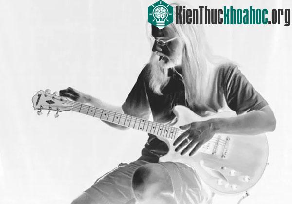 Carole Roberts chụp lúc chồng cô đang điều chỉnh dây đàn guitar.