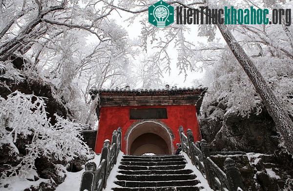 Chùm ảnh tuyết rơi sớm, phủ trắng núi Võ Đang