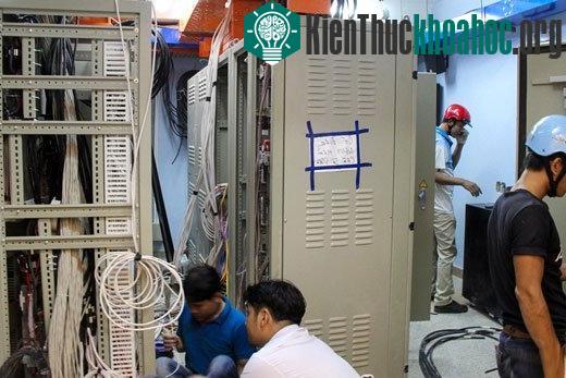 Phòng hệ thống điện, internet, cáp điều khiển cũng được gấp rút hoàn thiện. Tất cả trang thiết bị đều nhập từ nước ngoài.