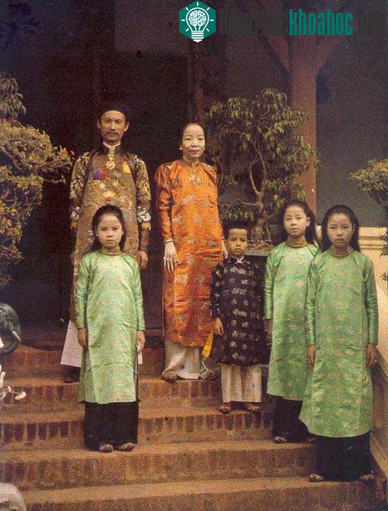 Một vị quan tổng đốc và gia đình của ông ấy.