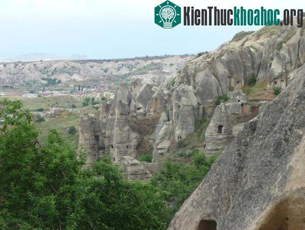 Thời kỳ quân đội Ba Tư, Ả Rập xâm chiếm, để giữ gìn đức tin Cơ Đốc Giáo của mình, người dân nơi đây đã đào xuống lòng đất và dựng nên những đô thị sâu 20 – 30m.