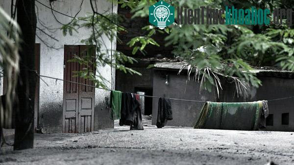 Quần áo, chiếu vẫn trên dây phơi được "đóng băng" bằng bùn đất.