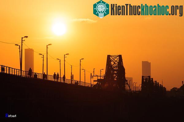 Dấu thời gian trên cầu Long Biên