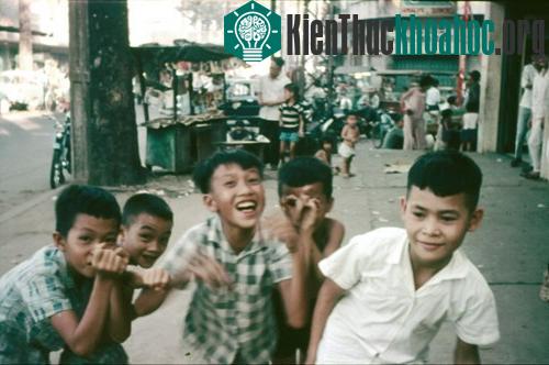 Chùm ảnh màu đăc sắc về trẻ em miền Nam, Trung trước 1975