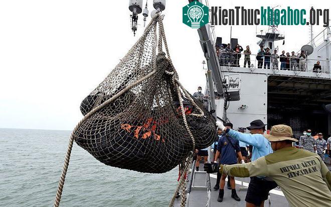 Hải quân Indonesia kéo các túi chứa thi thể lên tàu KRI Banda Aceh. Đến nay đã có 37 thi thể được tìm thấy, trong đó 19 người đã được xác định danh tính.&nbsp;260 bác sĩ trong và ngoài Indonesia đa...