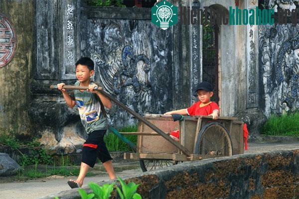 Trò chơi mộc mạc của hai anh em ở đình làng Đại Đồng, huyện Thạch Thất