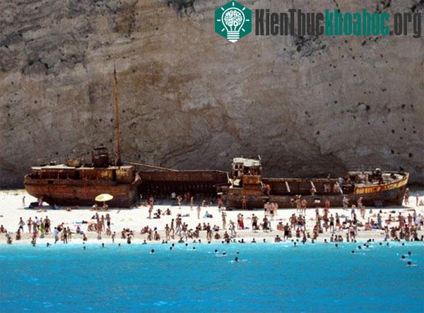 Tại Navagio, du khách không những có cơ hội nô đùa trong làn nước xanh và bãi cát trắng, mà còn có thể chụp ảnh thỏa thích với Panagiotis, tàu buôn lậu nổi tiếng một thời ở Hy Lạp.