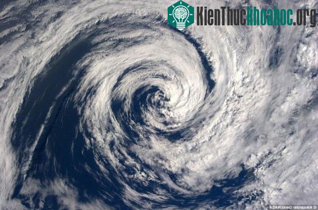 Ảnh được chụp bởi phi hành gia Alexander Gerst vào ngày 30/8/2014 từ trạm ISS với chú thích: “Gió cuộn mây ở Đức” - (Ảnh: Daily Mail)