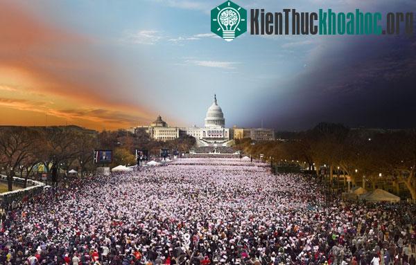 Đây chính là nơi diễn ra buổi lễ nhậm chức của tổng thống tại Washington, điểm tài tình là lượng người tham dự buổi lễ không hề thay đổi dù sáng hay tối.