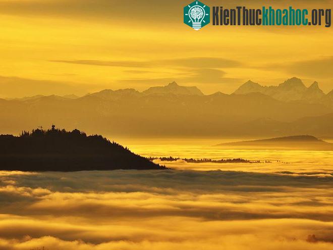 Mây bồng bềnh ôm núi Burnaby ở Vancouver, Canada.