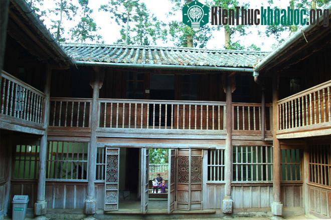 Theo tính toán của chủ nhà, các phòng trong cấp nhà đầu tiên dành để tiếp dòng họ, quân dân địa phương. Cấp nhà thứ 2 là nơi ở của 3 bà vợ, con cái, người hầu hạ. Cấp nhà thứ 3 là phòng nghỉ và bàn...