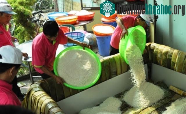 Tiếp đó, rải một lớp nếp làm nền sau đó cho nhân vào chính giữa.