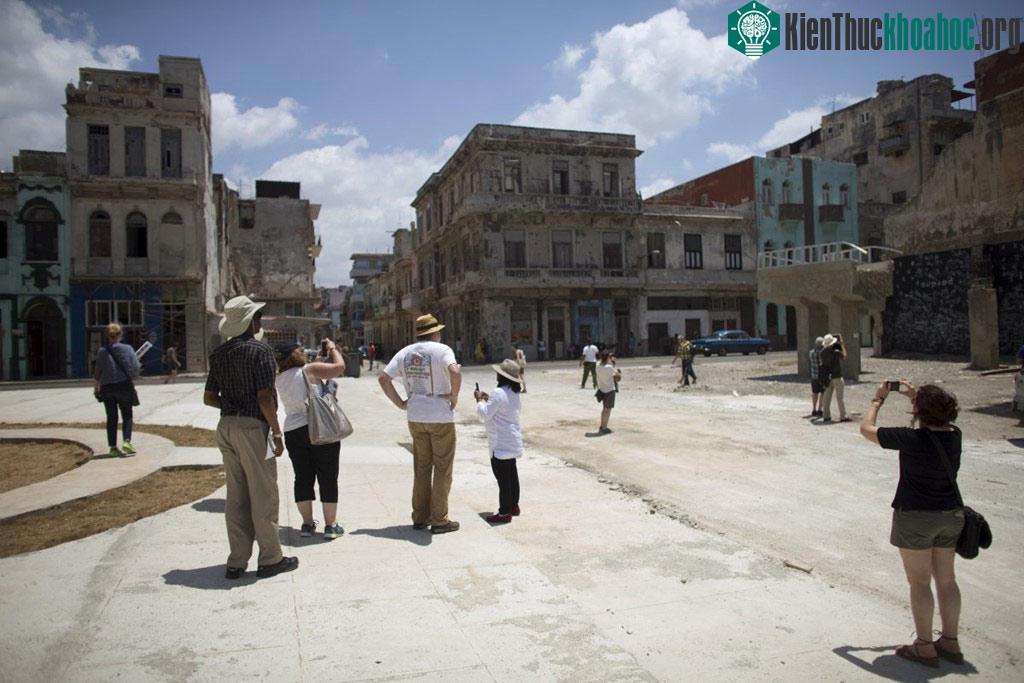Năm 2015, lễ trưng bày nghệ thuật Havana Biennial lần thứ 12 được tổ chức, thu hút các nghệ sĩ và các nhà quản lý từ khắp nơi trên thế giới. Họ đã cùng đi thăm các con phố ấn tượng của Havana.