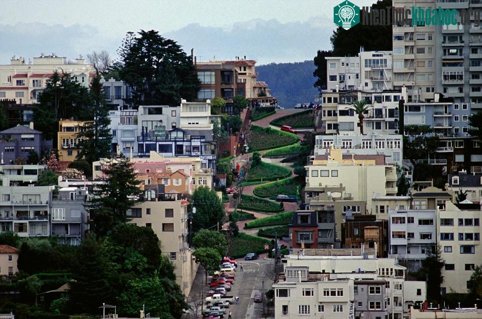 Đường Lombard được xây theo hình zig zag.