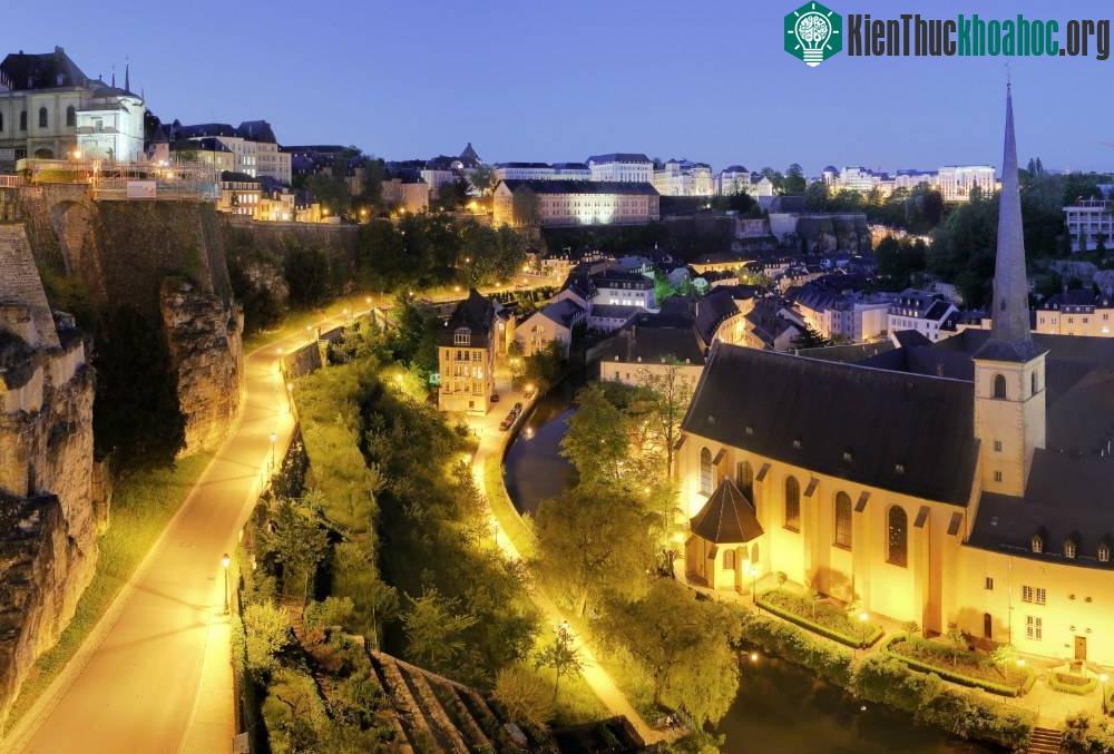 GDP bình quân theo đầu người năm 2015 là 94.167 USD