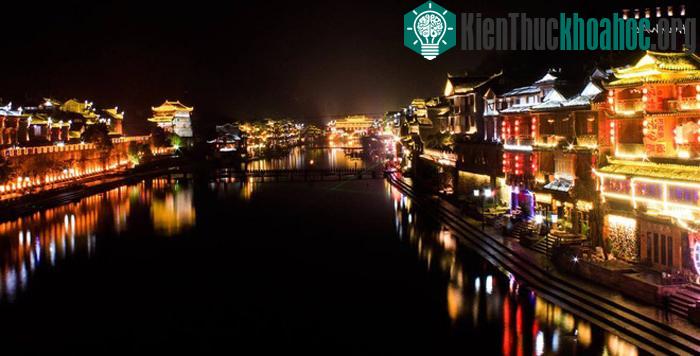 Khi màn đêm buông xuống, Phượng Hoàng cổ trấn trở nên lung linh huyền ảo như tìm về hào quang của 1.300 năm trước.