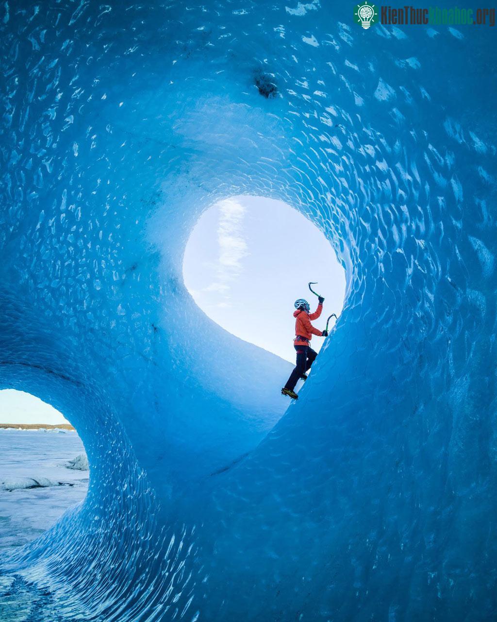 Đây là bức ảnh một bạn thân của tôi- Klemen Premrl tại Iceland. Tôi nói Iceland (tảng băng trôi) theo nghĩa đen đấy, nó di chuyển không ngừng. Thật may thay tôi vẫn bình tĩnh và chắc tay máy để bắt...