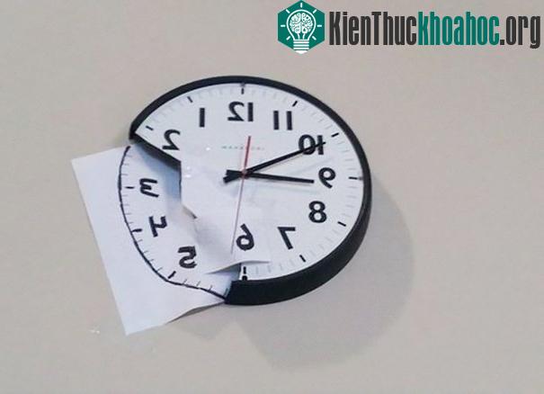 Khi đồng hồ treo tường bị vỡ...