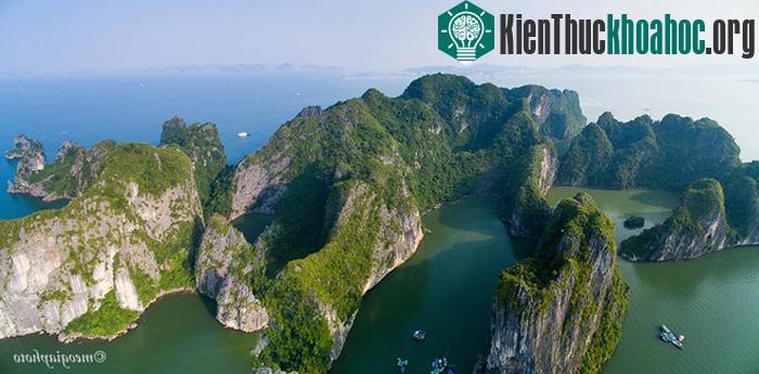 Thiên nhiên ban tặng cho vịnh Hạ Long vô số núi non, đảo và hang động đẹp. Những địa chỉ nổi tiếng có thể kể tới là đảo Ngọc Vừng, đảo Tuần Châu, hang Sửng Sốt, động Thiên Cung...