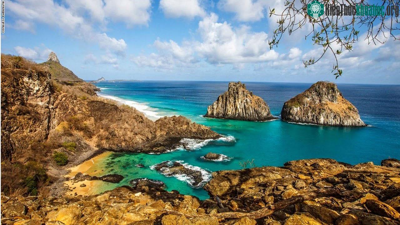 Nằm ở ngoài khơi cách bờ biển của Brazil 354 km, Fernando de Noronha là quần đảo xinh đẹp với những bãi tắm cuốn hút và không gian riêng tư, trong lành.