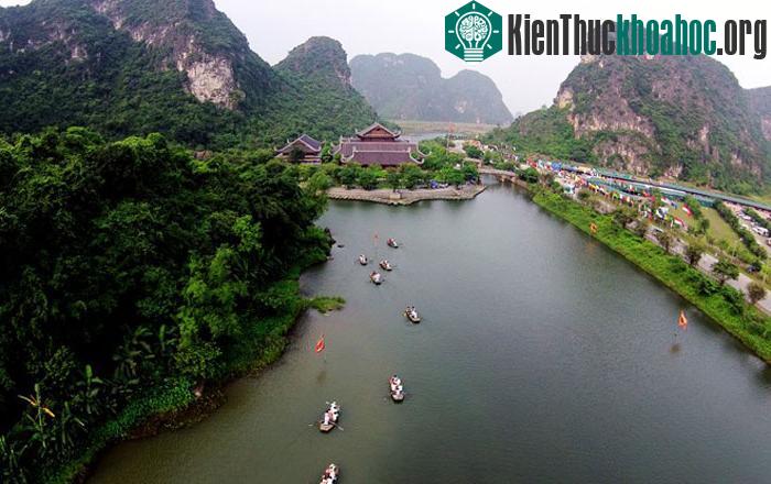 Bên trong quần thể danh thắng có nhiều hang độngn là di tích khảo cổ học, nằm trọn trong khu rừng đặc dụng Hoa Lư với 31 đầm, hồ được nối thông bằng 48 hang động. (Ảnh: Mạnh Thắng - Hoàng Anh).
