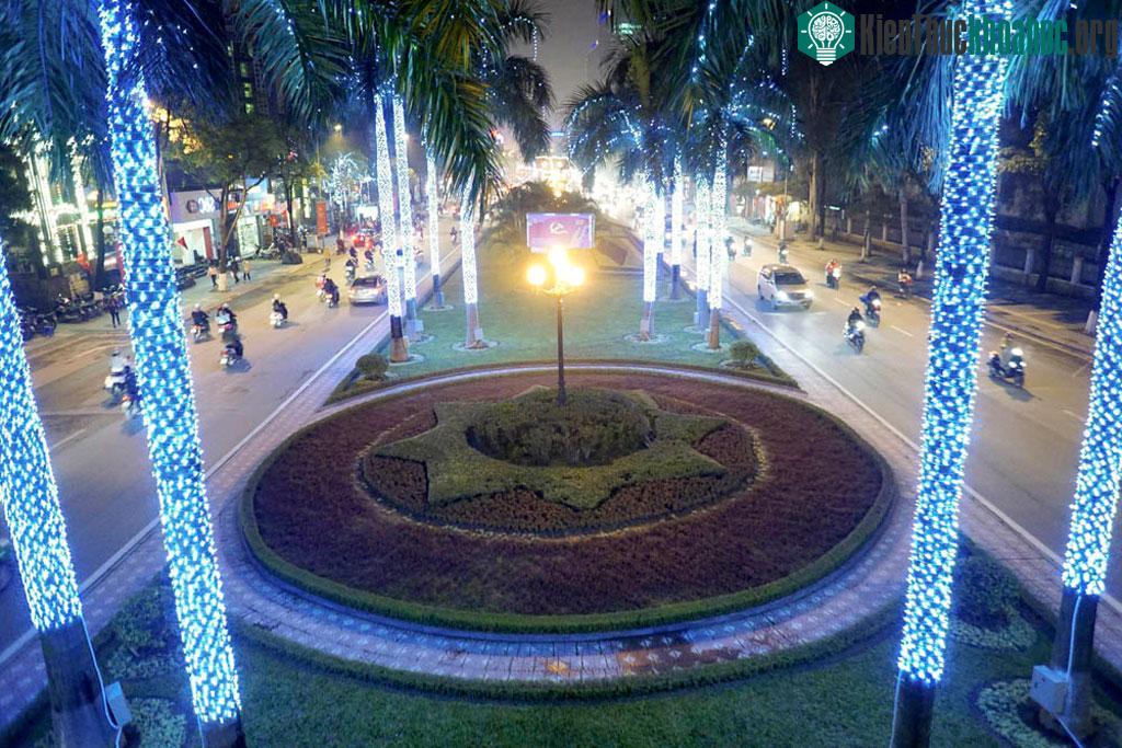 Cột cờ Hà Nội trên đường Điện Biên Phủ được thắp sáng với nhiều hình ảnh đặc trưng của Hà Nội.
