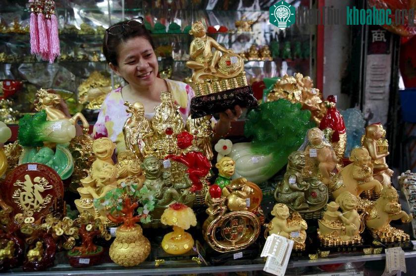 Các bức tượng hình con khỉ được bày bán ở khu Chinatown tại thủ đô Manila, Philippines. (Ảnh: Reuters)