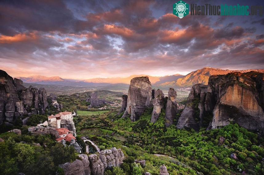 Tu viện Metéora: Bình minh lộng lẫy trên các tu viện được UNESCO công nhận là Di sản thế giới. Khu vực văn hóa và tôn giáo đặc biệt này nằm gần núi Pindus, Thessaly, Hy Lạp. (Ảnh: Ian Bramham).