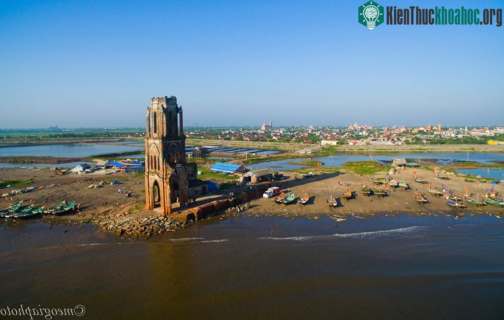 Nhà thờ nổi bật ở sát mép biển, giữa những con thuyền đánh cá nhiều màu sắc.