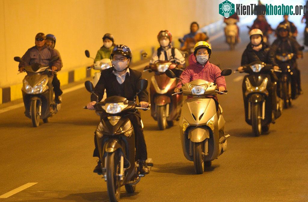 Xe máy được di chuyển dưới hầm ở tốc độ dưới 40 km/h.