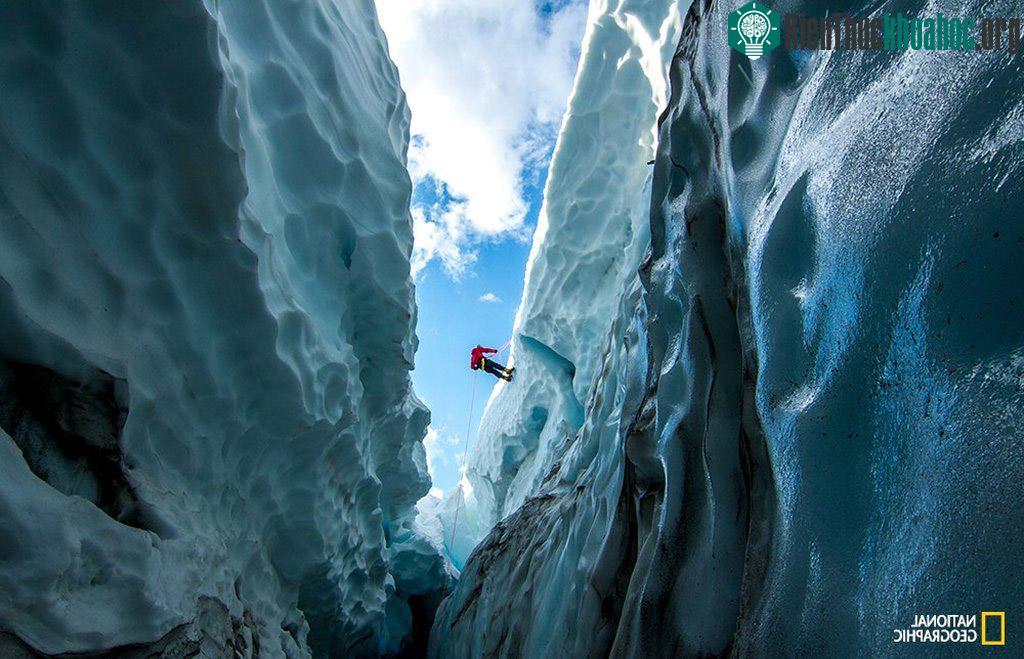 Một du khách đang trèo xuống hang băng Hayden, con đường tới Middle Sister. Đây là một trong 3 núi lửa ở Oregon Cascades.