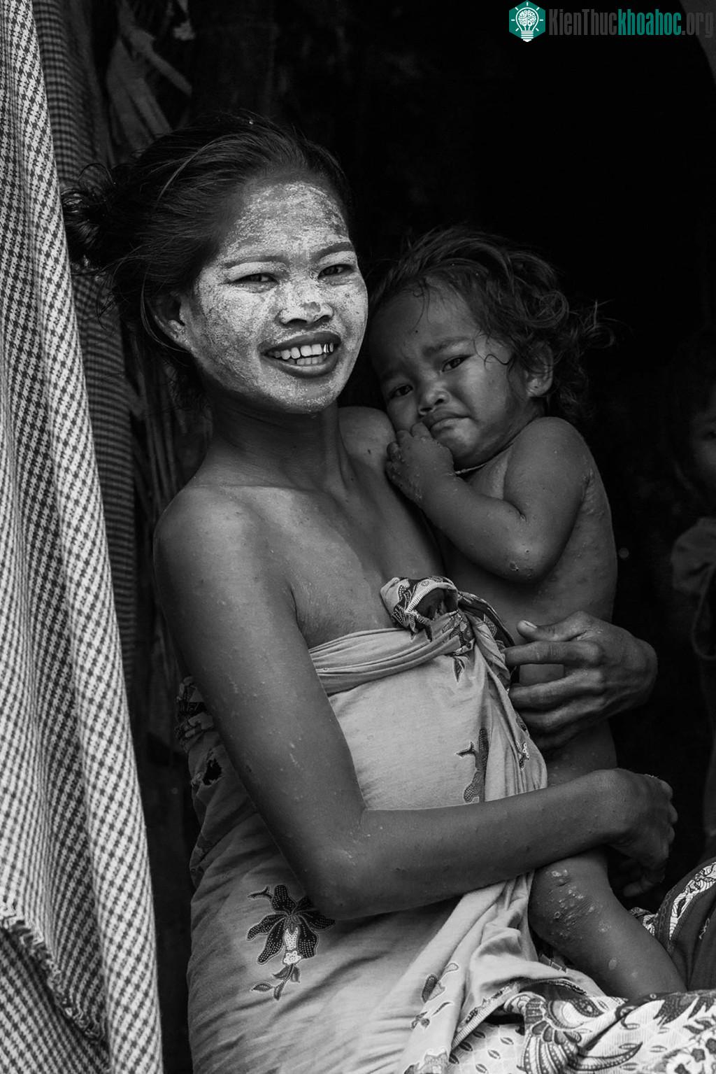 Các bà mẹ Bajau sinh con ngay tại những túp lều trên mặt biển.