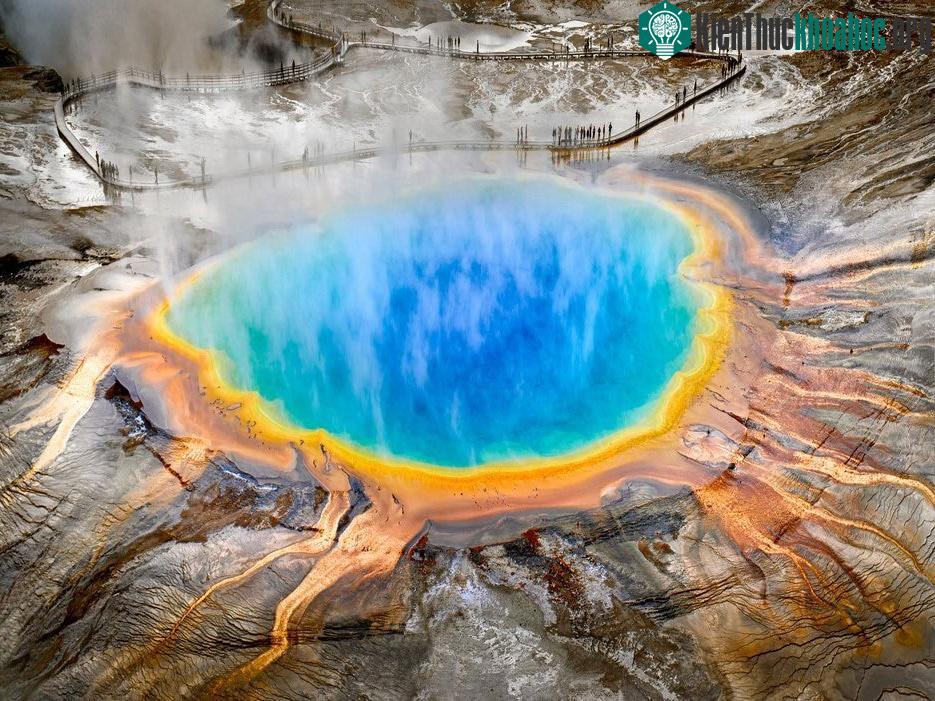 Suối nước nóng Grand Prismatic Spring, công viên quốc gia Yellowstone, Wyoming: Suối nước nóng có hình dáng như một cầu vồng tròn xoe với các gam màu rực rỡ.