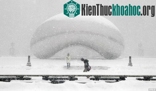 Công trình tưởng niệm Cloud Gate ở Chicago, bang Illinois, Mỹ, bị bao phủ bởi các lớp băng dày sau khi một trận bão tuyết lớn xuất hiện ở đây hồi tháng 3.