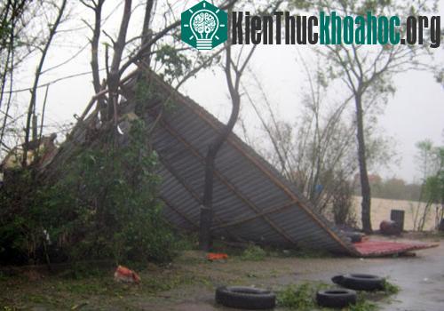 Quảng Bình cũng có khoảng 2.000 ngôi nhà bị tốc mái hoàn toàn, tập trung ở TP Đồng Hới, huyện Bố Trạch.