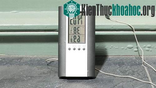 Nhiệt kế điện tử đo nhiệt độ ở dưới đất, nơi ánh nắng phản chiếu từ tòa nhà là 69,8 độ C.&nbsp;