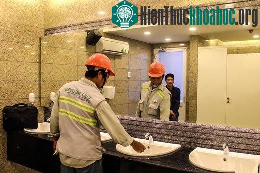 Tầng hầm có nhà vệ sinh công cộng dành cho người đi bộ và du khách.