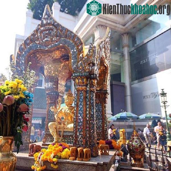 Vẻ bình yên của đền Erawan trước vụ nổ bom