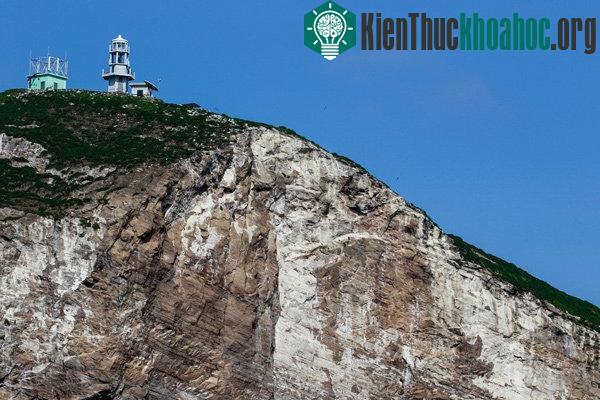 Đảo đá khổng lồ độc nhất vô nhị trên Biển Đông