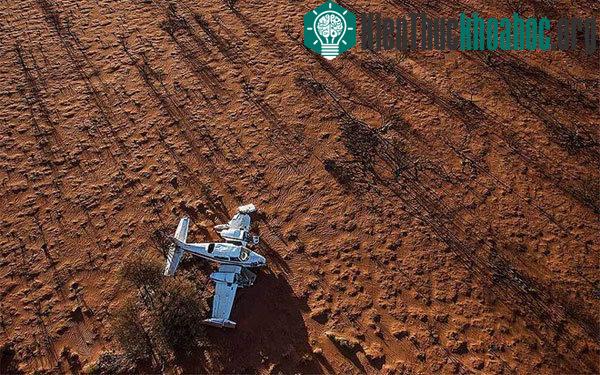 Cessna 310 hạ cánh khẩn cấp trên một sa mạc của Australia. Chiếc máy bay vẫn còn đó, như một nhân chứng lặng lẽ chứng kiến một kỳ tích của ngành hành không.
