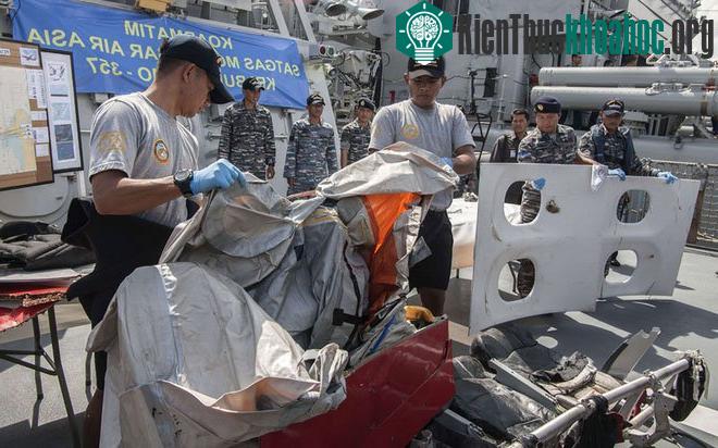 Hải quân Indonesian sắp xếp các vật thể liên quan đến QZ8501 trên tàu KRI Bung Tomo.&nbsp;Khu vực tìm kiếm chủ yếu của lực lượng cứu hộ hiện nằm cách đảo Borneo khoảng 90 hải lý về phía đông, nơi c...