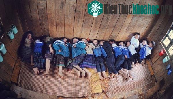 Tác phẩm "Lớp em ở La Pán Tẩn" của Nguyễn Minh Quang. Tác phẩm chụp những khung cửa sổ kính vỡ, phòng học bằng gỗ đã có vẻ cũ kỹ, bàn ghế thì đơn sơ, nhìn chung là cơ sở vật chất khá n...