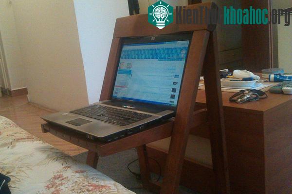 10. Chiếc ghế ngồi và laptop "tương phùng".