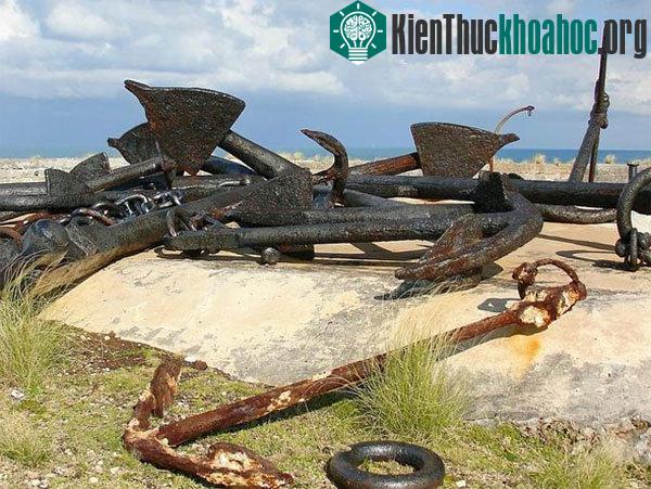 Mỏ neo hay một số bộ phận của những con tàu được trục vớt và đưa lên bờ. (Ảnh: Vernaccia/Flickr)