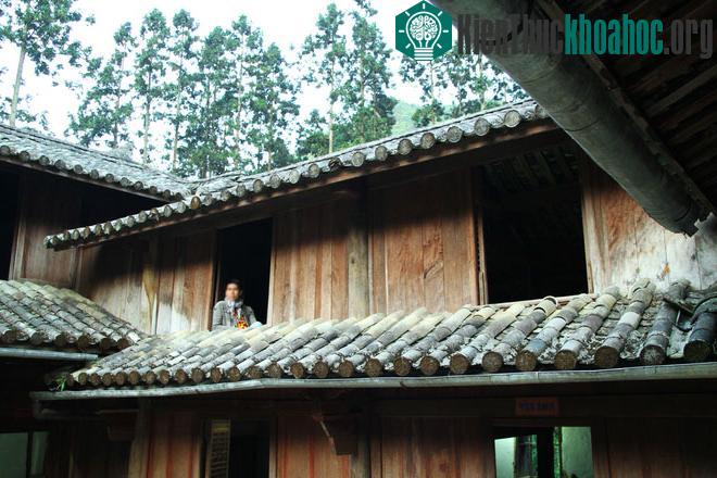 Trong khuôn viên dinh còn có cả kho lương thực, kho thuốc phiện, kho vũ khí. Hệ thống mái xếp chồng lên nhau, đặc trưng kiến trúc đời nhà Thanh, Trung Quốc.