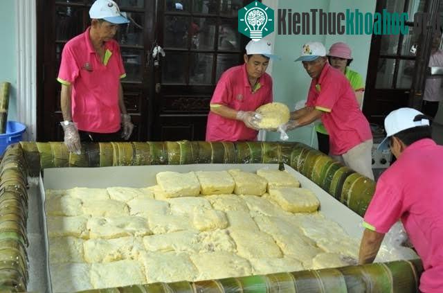 Cho từng miếng đỗ xanh đã hấp chín vào.