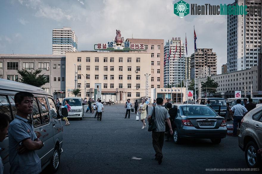 Người hướng dẫn viên sẽ theo bạn khắp mọi nơi, không để bạn rời nửa bước, thậm chí còn nhắc bạn giờ ngủ và đánh thức bạn dậy